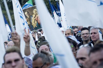 Centrodestra in piazza, tra le bandiere spunta un crocifisso 2