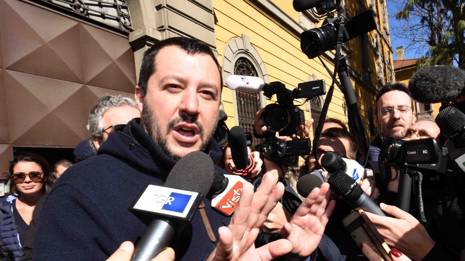 Migranti, Salvini attacca le Ong: "Marina deve agire, arrestateli"