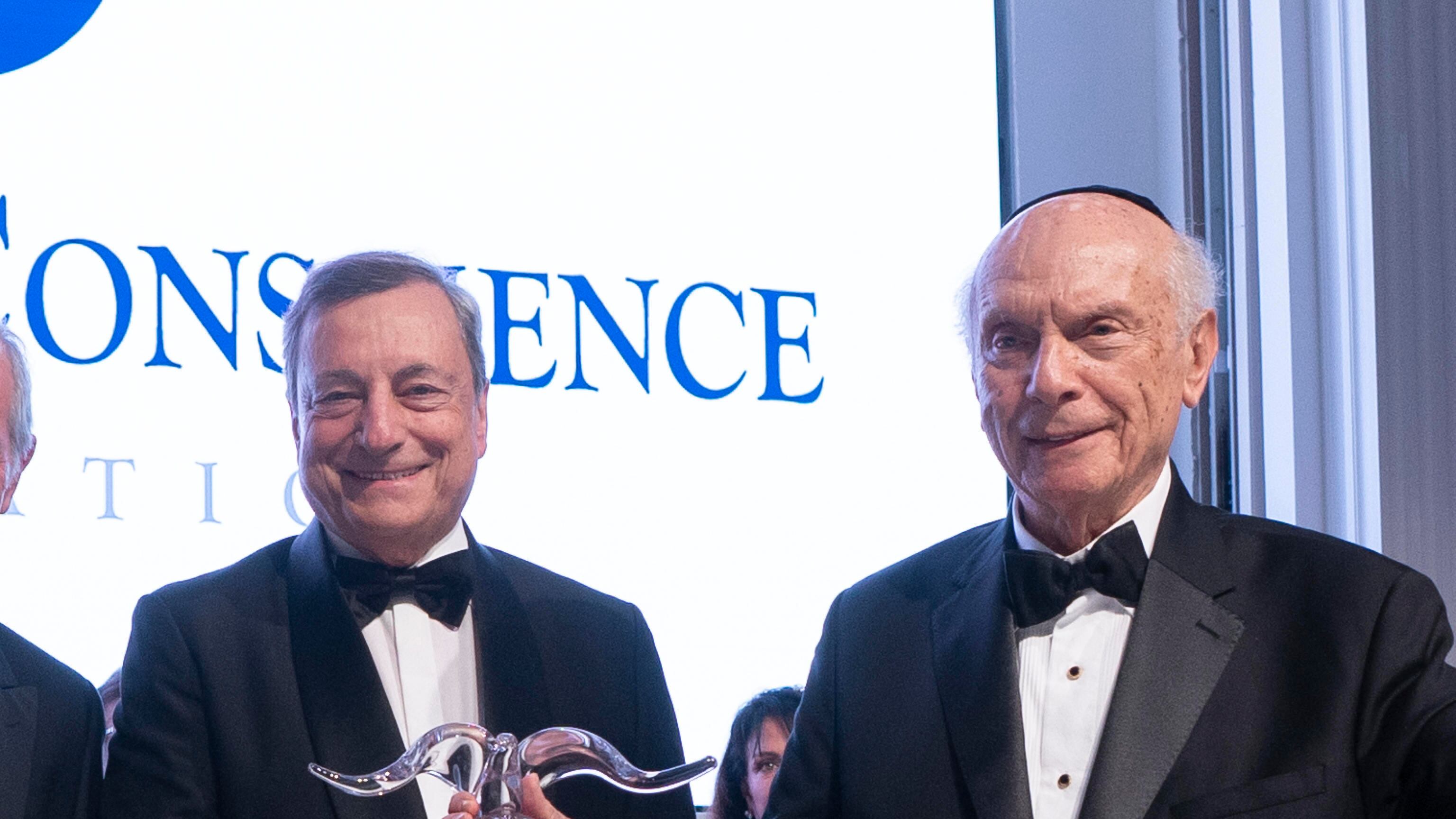 "È Satana che impera". L'assurdo complottismo su Mario Draghi