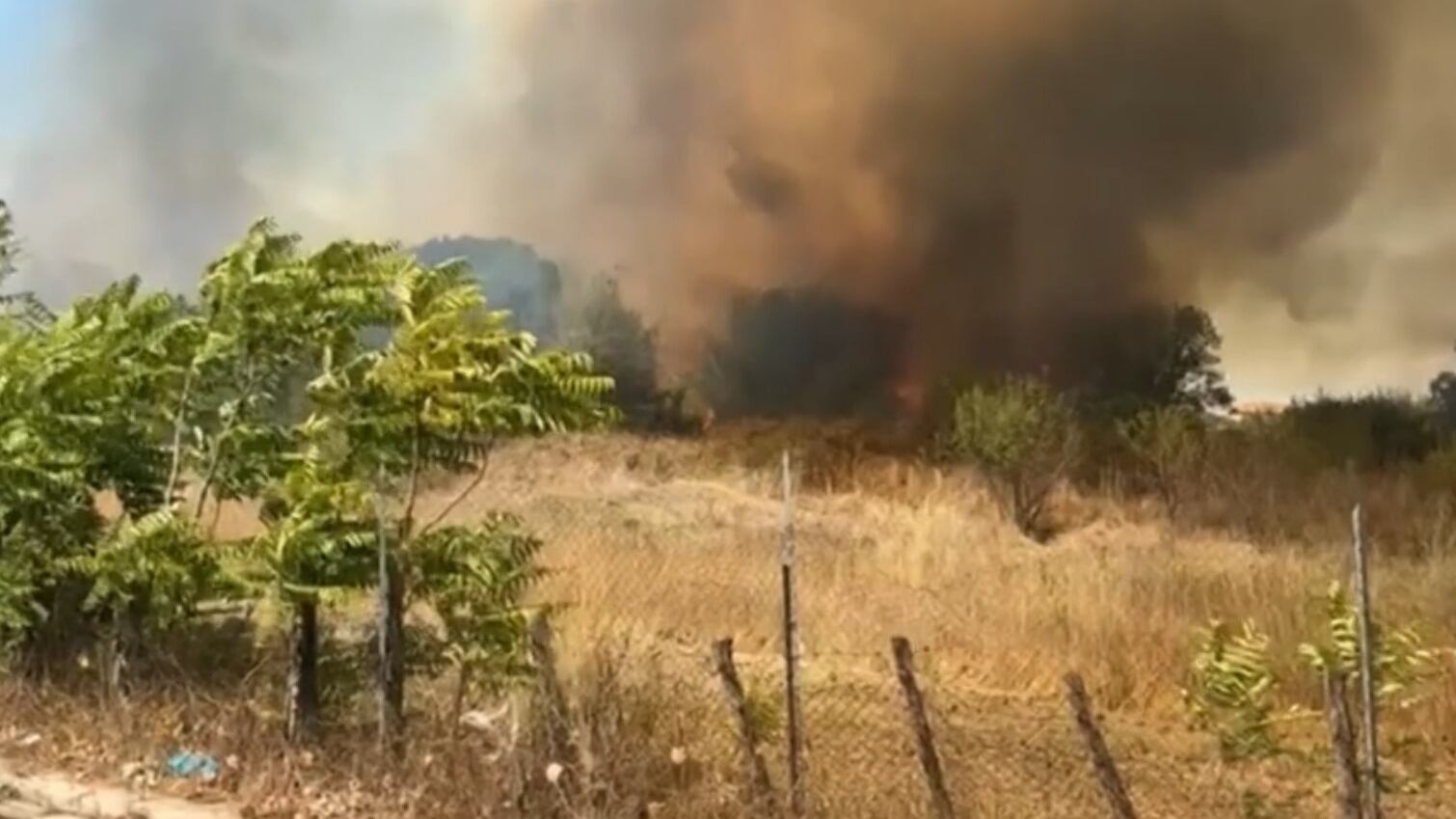 Roma, vasto incendio nel "pratone" di Cinecittà: 4 ustionati gravi