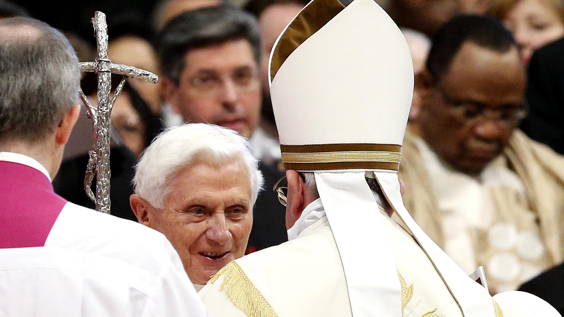 Ratzinger torna a fare il Papa