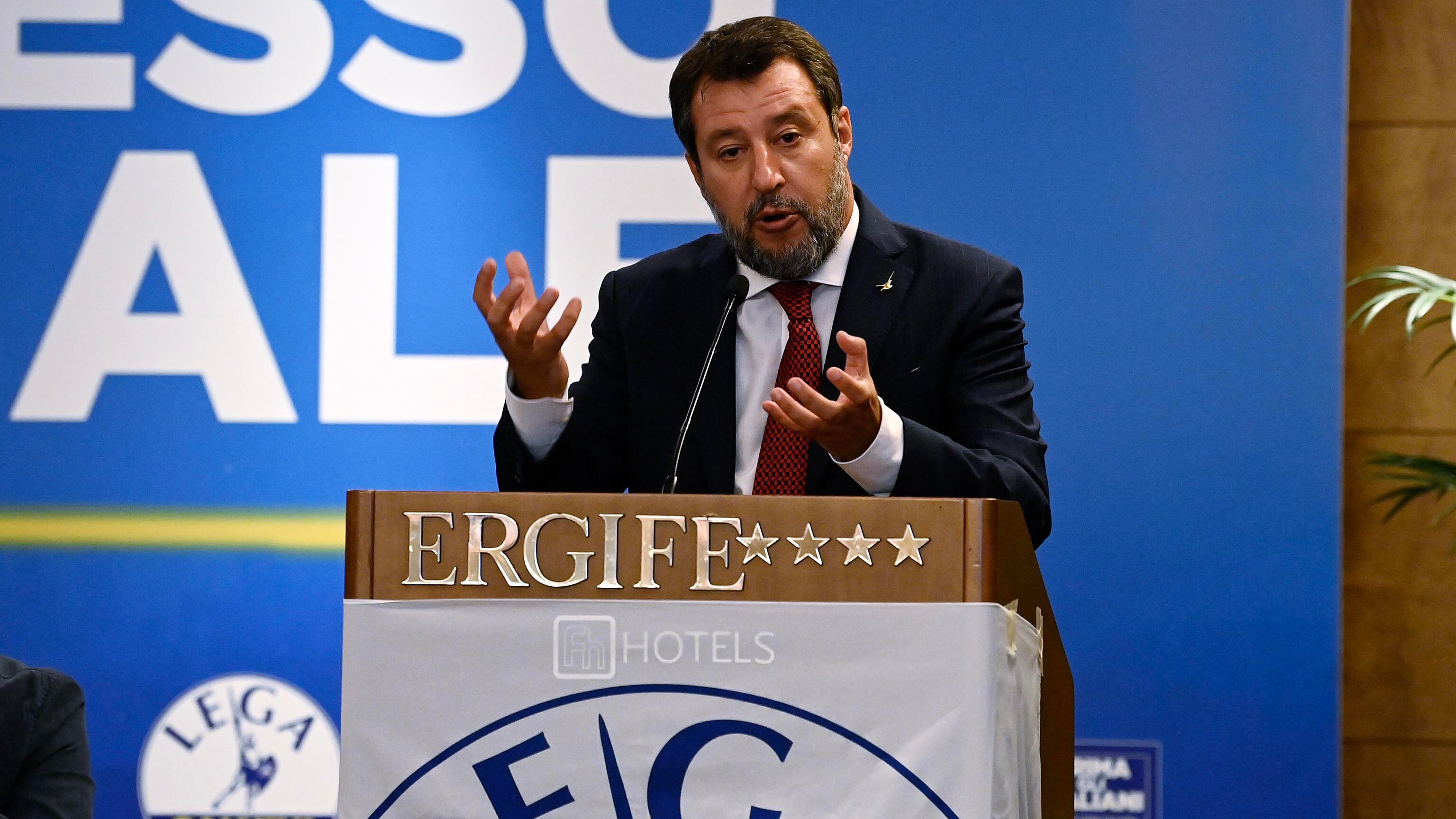 Processo Open Arms. Usano in aula l' "eroe" del caso Schettino per incastrare Salvini. "Udienza politica"