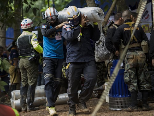 Thailandia, muore un soccorritore. Scoperto un cunicolo: sbuca a 200 metri dai ragazzi