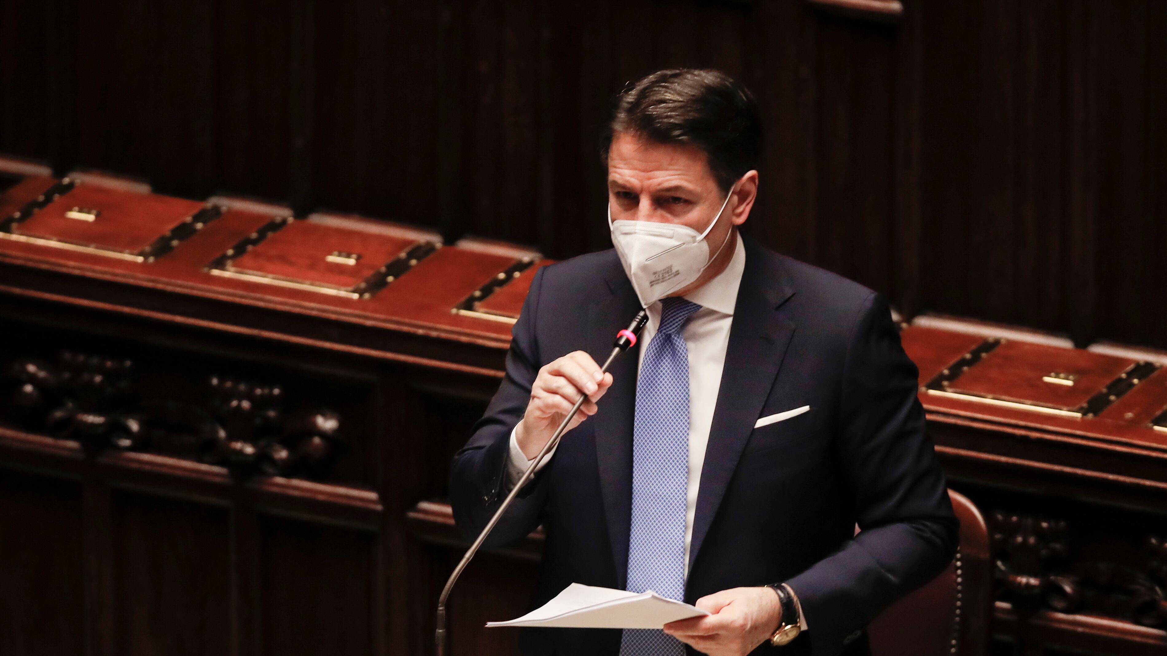 "Qui c'è chi dissemina mine...". Conte in Senato a caccia di voti