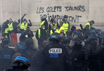 I gilet gialli assediano Parigi: ancora scontri con la polizia 5