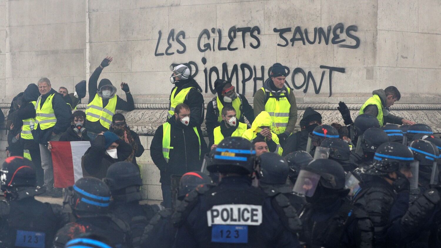 Macron chiede al premier di incontrare i gilet gialli. Ma i manifestanti dettano le condizioni