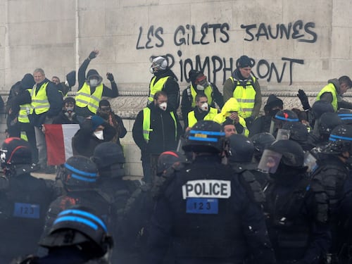 Macron chiede al premier di incontrare i gilet gialli. Ma i manifestanti dettano le condizioni