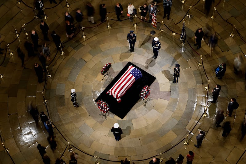 Trump rende omaggio a Bush 8
