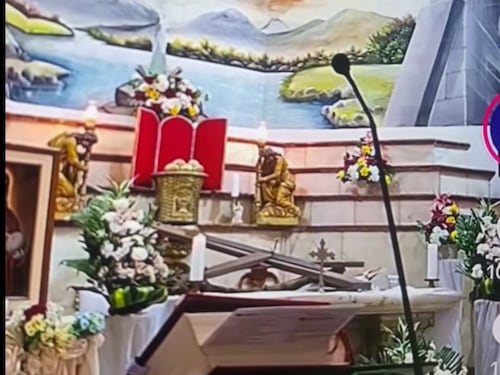 Ecuador, sacerdote muore durante la messa colpito da una croce: poco prima aveva detto: “Un giorno anche noi moriremo”