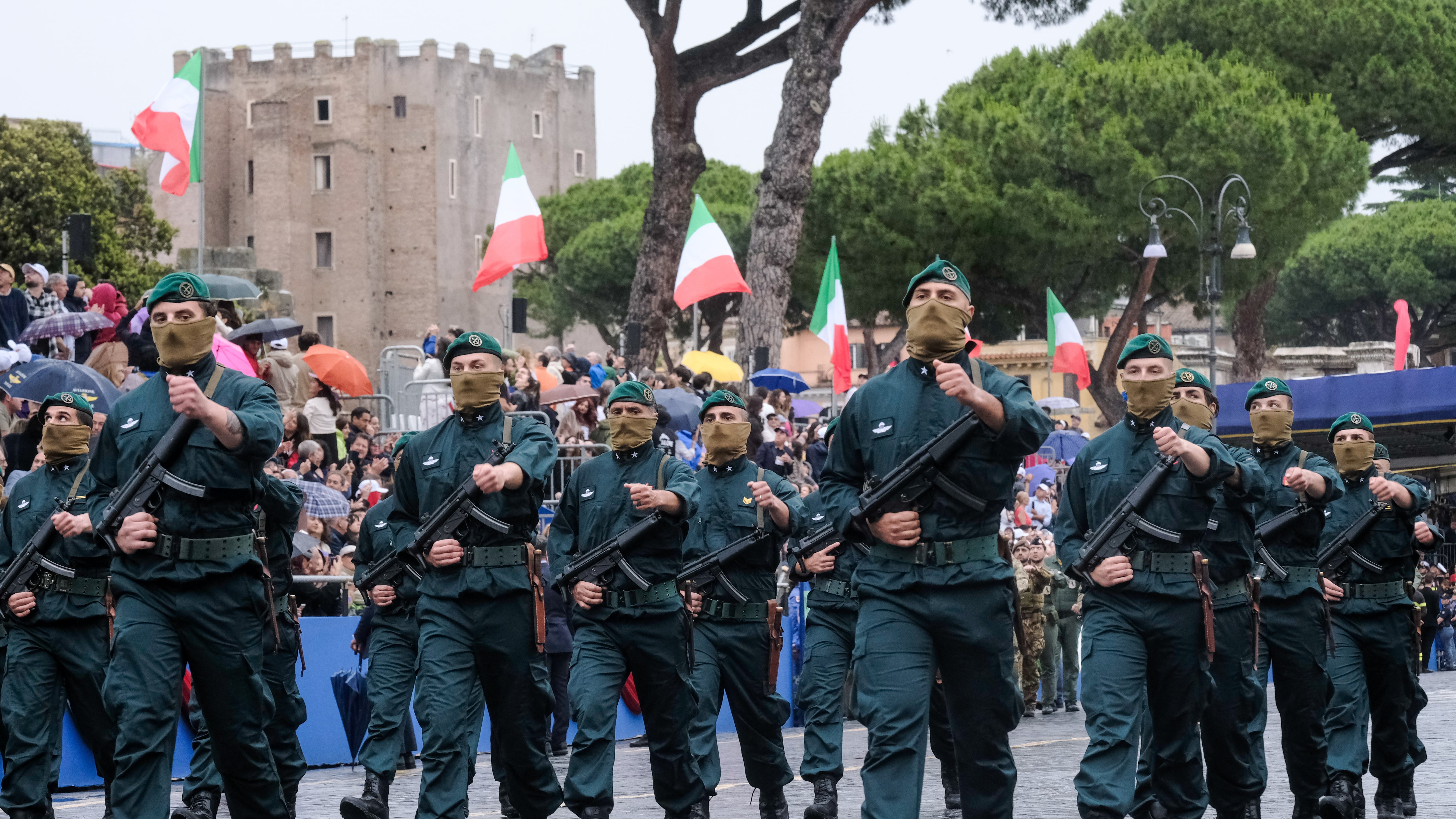 "Tutti fascisti". Il delirio degli antagonisti contro i militari italiani