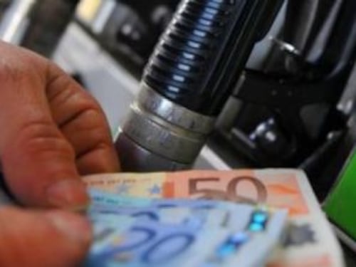 Benzina, potrebbe arrivare una maxi stangata a gennaio