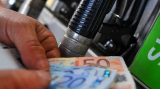 I gilet gialli bloccano la Francia. Proteste contro caro carburanti
