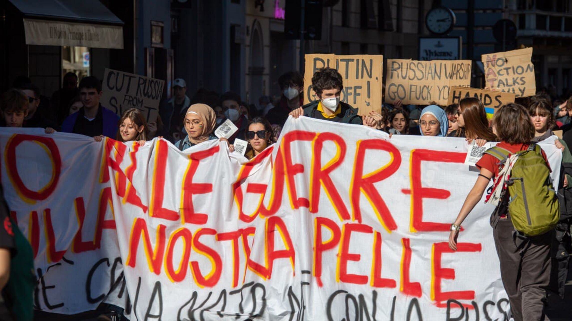 Milano, 30mila no alla guerra. La sinistra attacca Usa e Nato