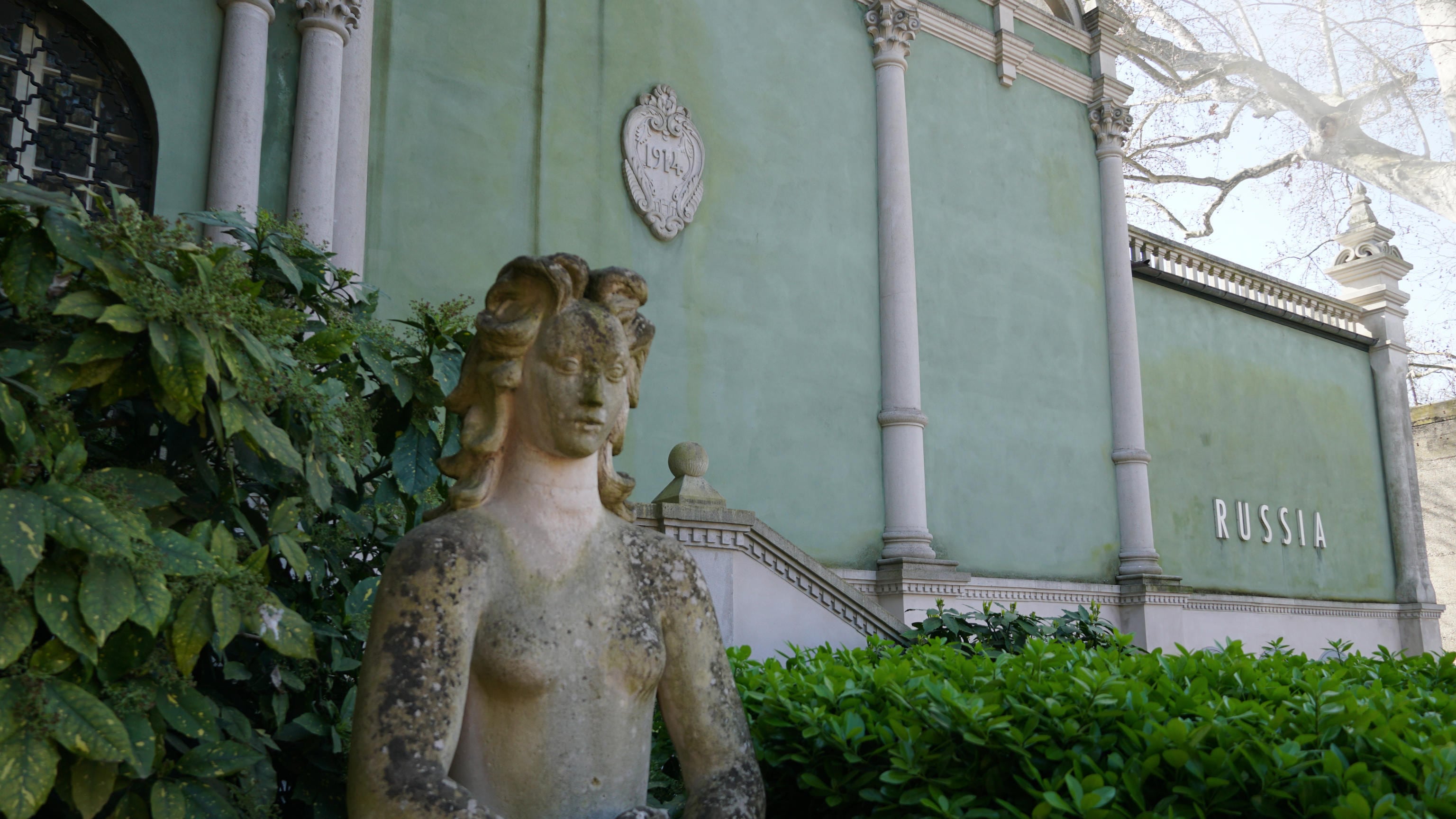 Gli ispettori assolvono la Biennale: "Sanzioni rispettate". Allarme contestazioni