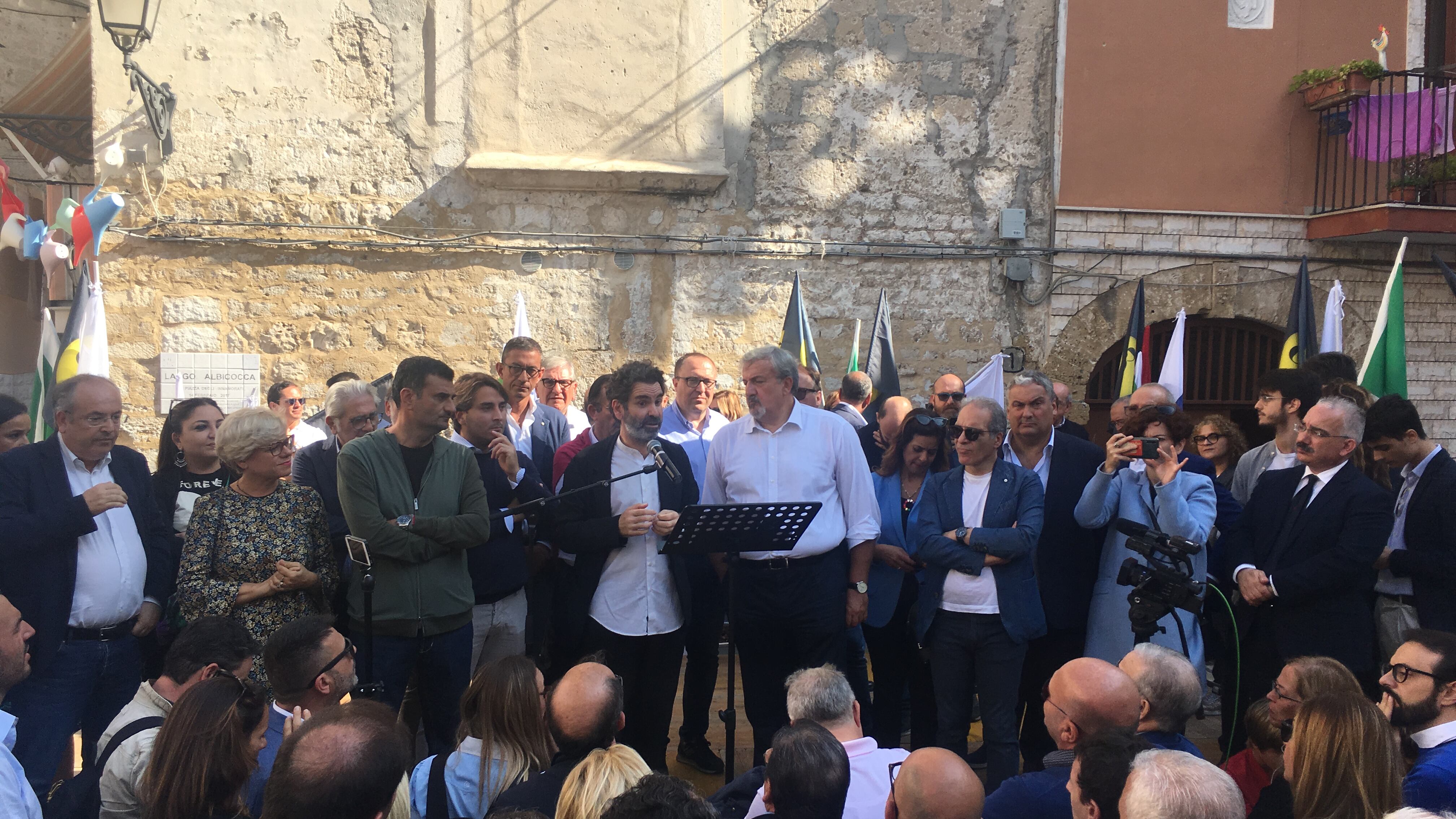 Bari, Emiliano sale sul palco e presenta la candidatura alle Regionali
