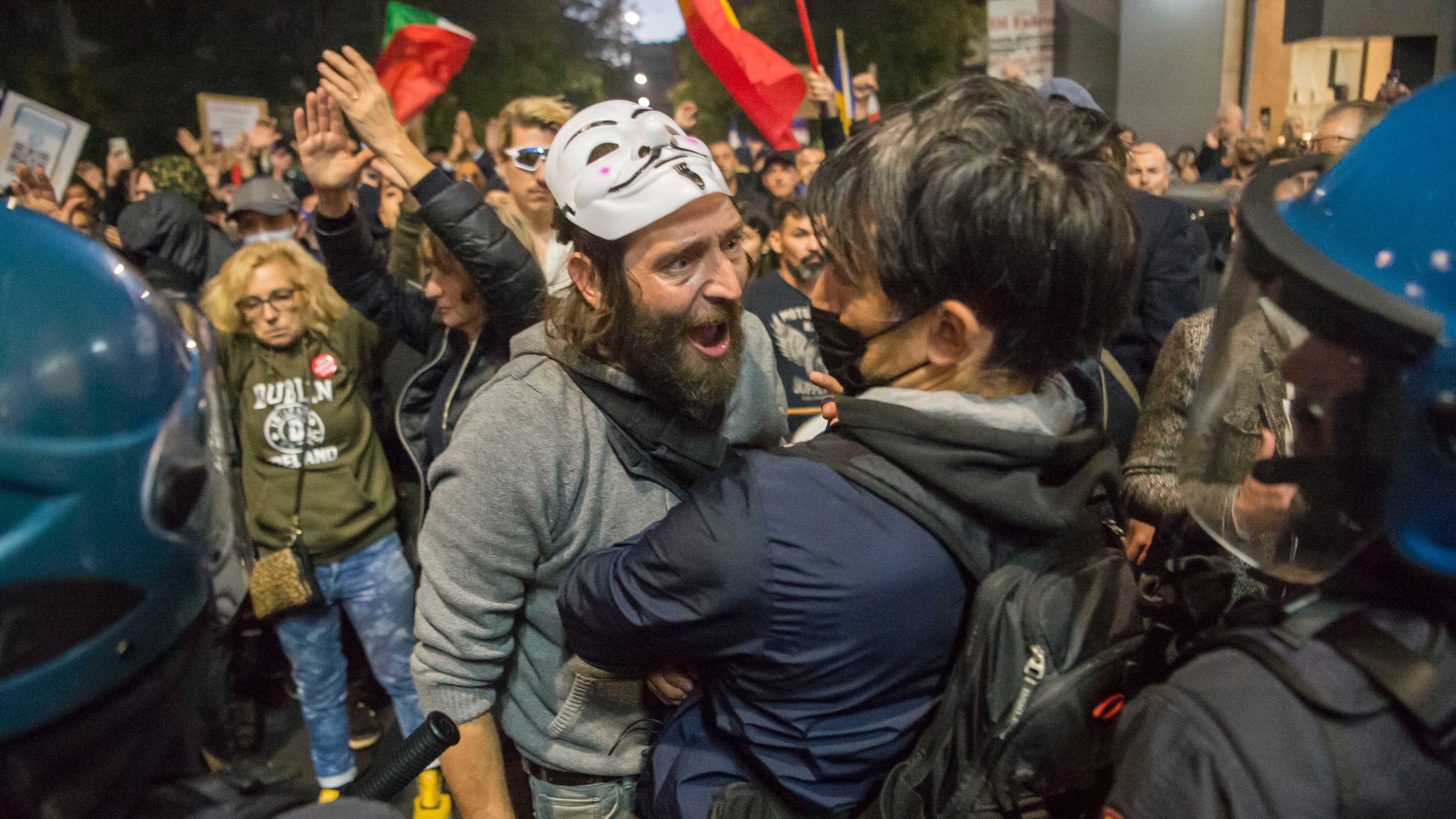 "Guerriglia urbana", la strategia del corteo di 80 anarchici lombardi