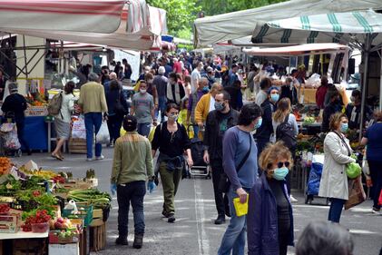 Gente accalcata ai mercati aperti a Milano in pieno coronavirus 2