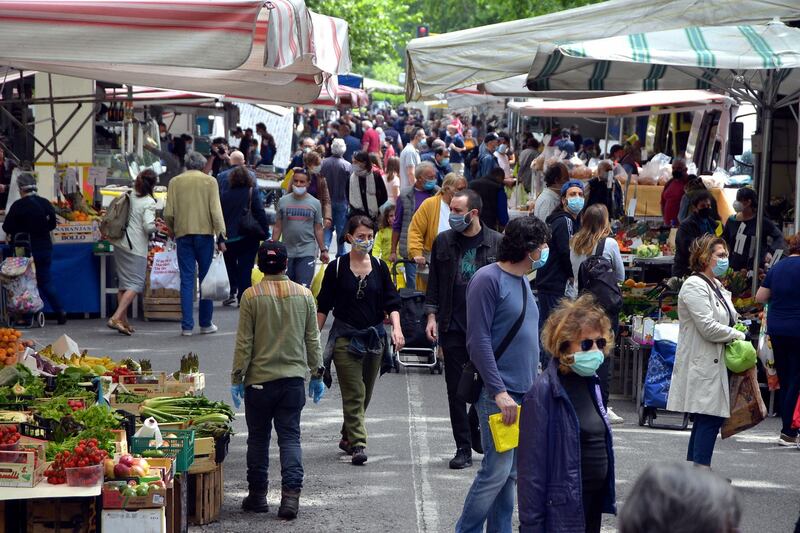 Gente accalcata ai mercati aperti a Milano in pieno coronavirus 2