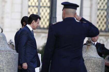 Il debutto di Conte: in taxi con la scorta 4