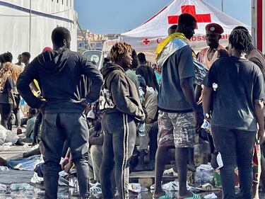Boom di arrivi a Lampedusa: l’assedio sul molo 2