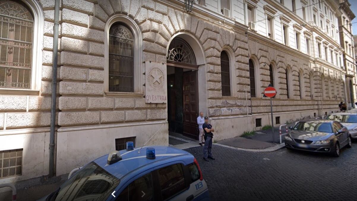 Rissa choc in strada: gli taglia la gola col coccio di vetro