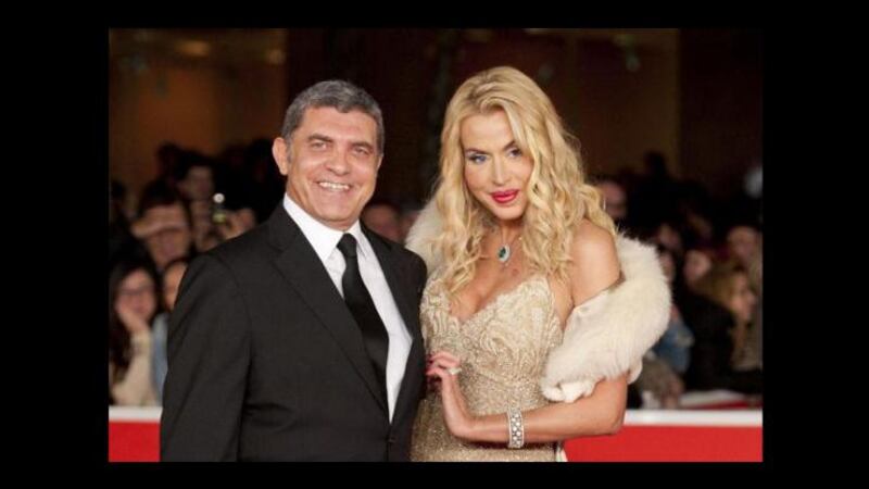 Valeria Marini, bomba sexy tra pubblico e privato  16