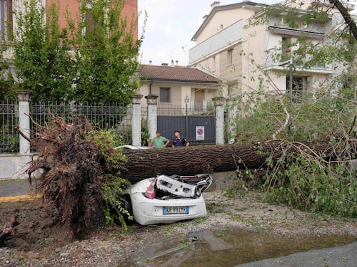 Maltempo, tromba d’aria si abbatte su Cremona: 43 feriti, crolla una guglia del Duomo