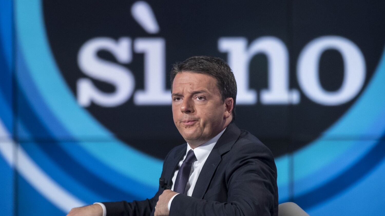Sms, WhatsApp e Facebook: lo stalking di Renzi per il Sì