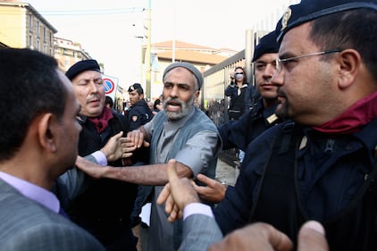 Protesta anti burqa, la Santanché pestata da un egiziano 3