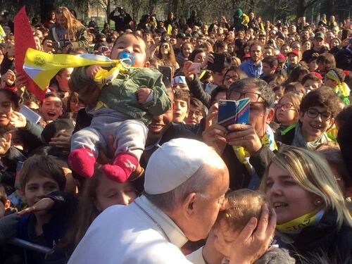 Papa Francesco in visita alle Case Bianche: "È stato un dono grande averlo in casa"