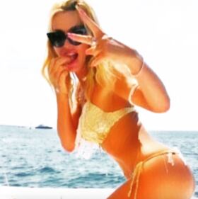 Valeria Marini: baci e foto sexy su Instagram 15
