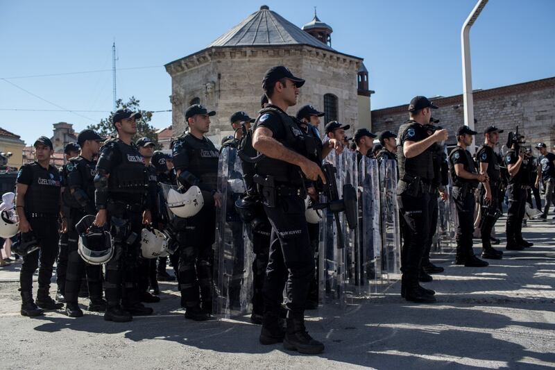 Istanbul, la polizia interrompe il Gay Pride 6