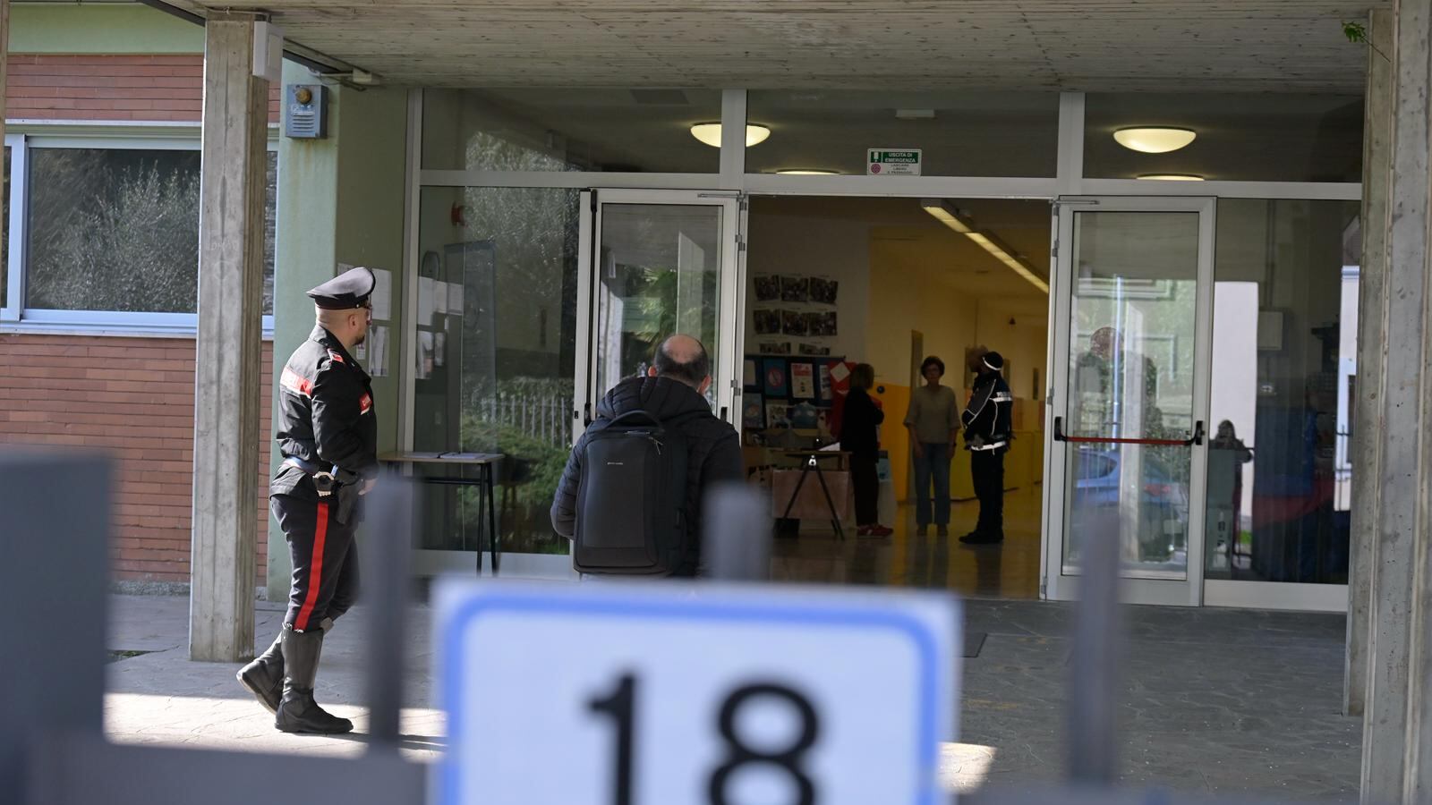 Scacciacani in borsa, la maglia "vendetta" e la diretta via social. L’esplosivo in casa