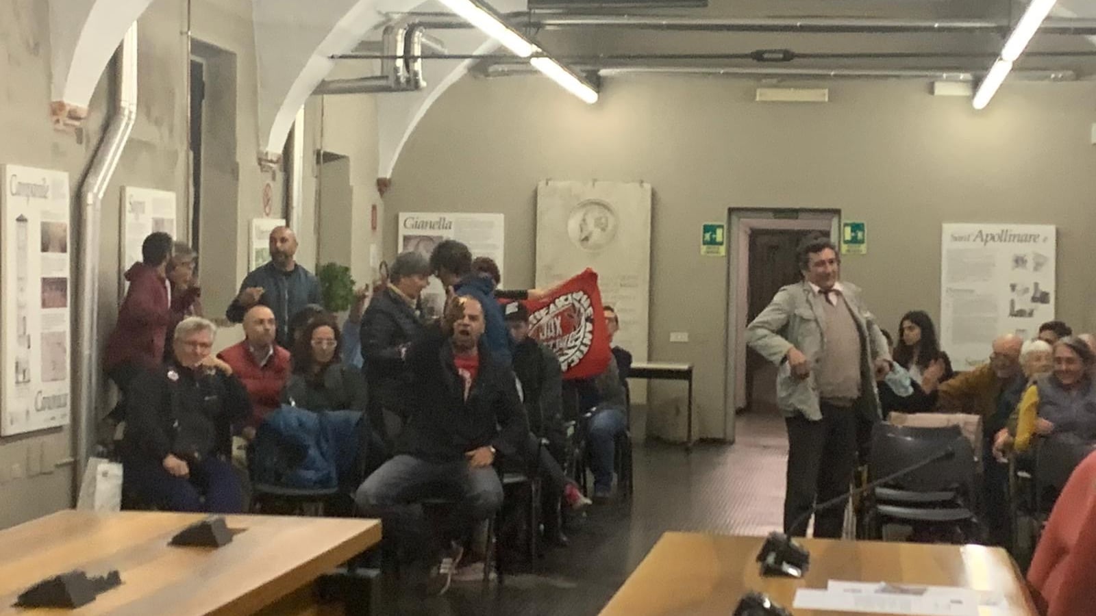 Rissa in aula e minacce. Vietato parlare dei crimini comunisti