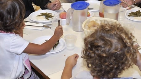 Il Comune in bolletta taglia la mensa ai bambini