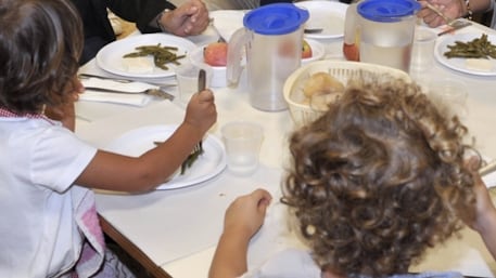 Il Comune in bolletta taglia la mensa ai bambini