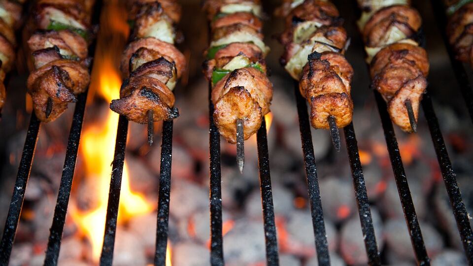Barbecue sotto accusa: "È inquinante, fa male". E adesso c'è chi lo vieta