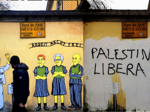 Sfregio alla memoria dell'Olocausto: pro Pal imbrattano il murale per Segre, Bruck e Modiano