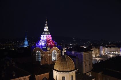 La Cappella del Guarini di Torno illuminata con il tricolore francese  7