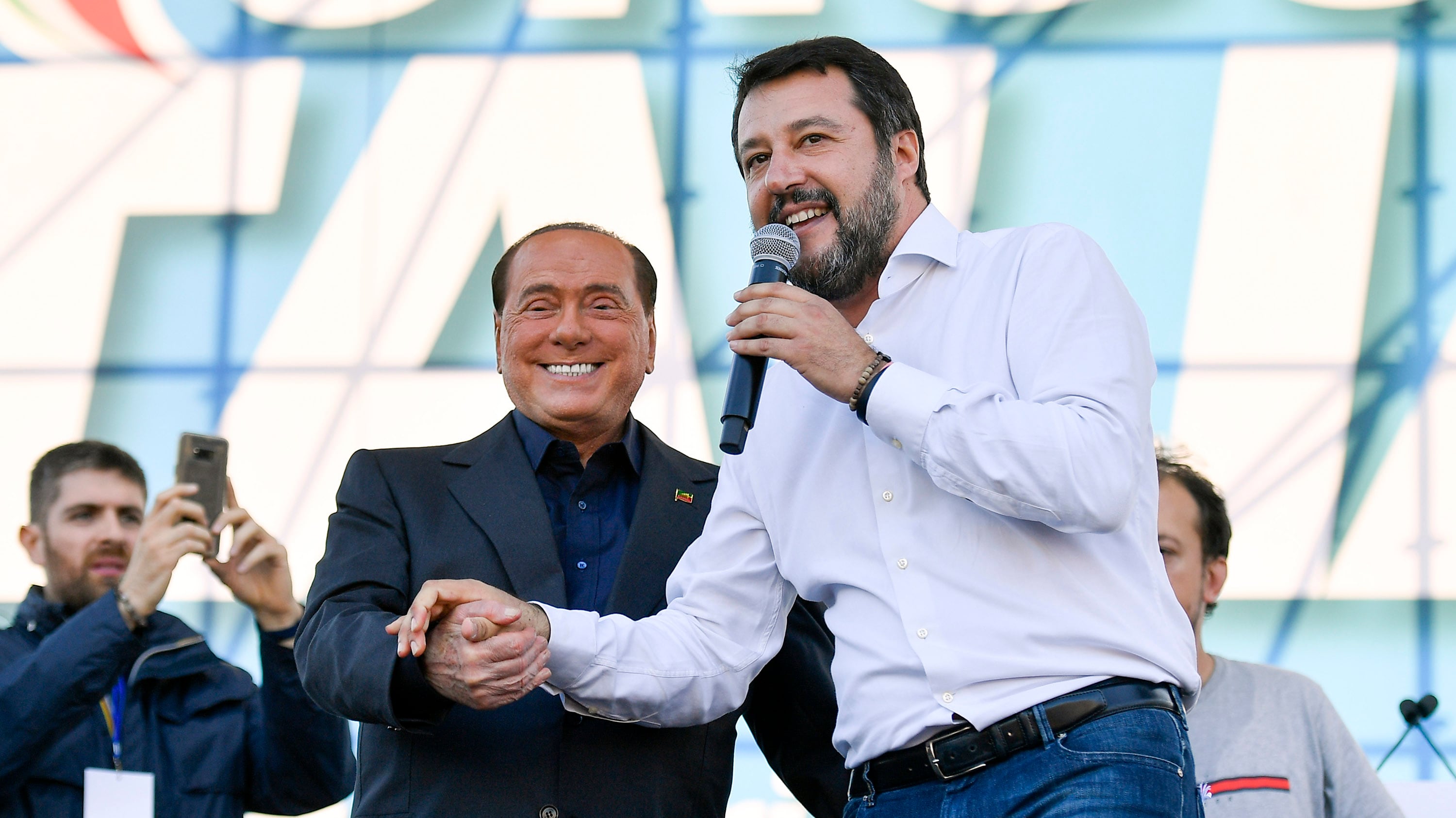 Salvini fa appello a Berlusconi: "Fronte unico per cambiare Ue"