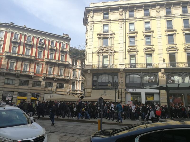 Milano, birra a fiumi per i tifosi tedeschi dell'Eintracht 10