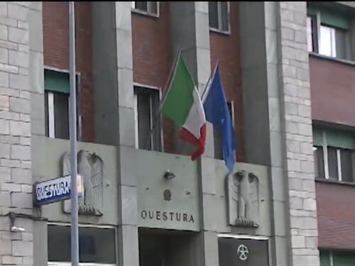Straniero tempesta di colpi la compagna: intervengono passanti