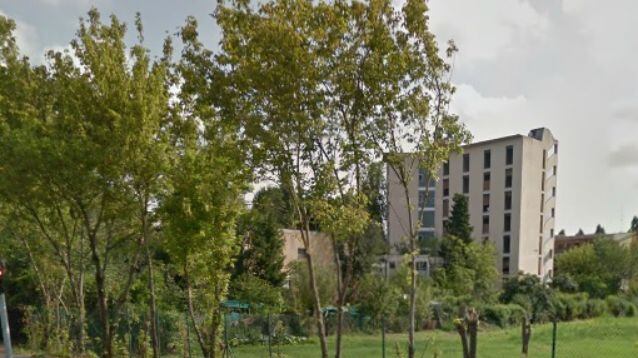 Milano, i rom occupano palazzi comunali e la sinistra li lascia fare