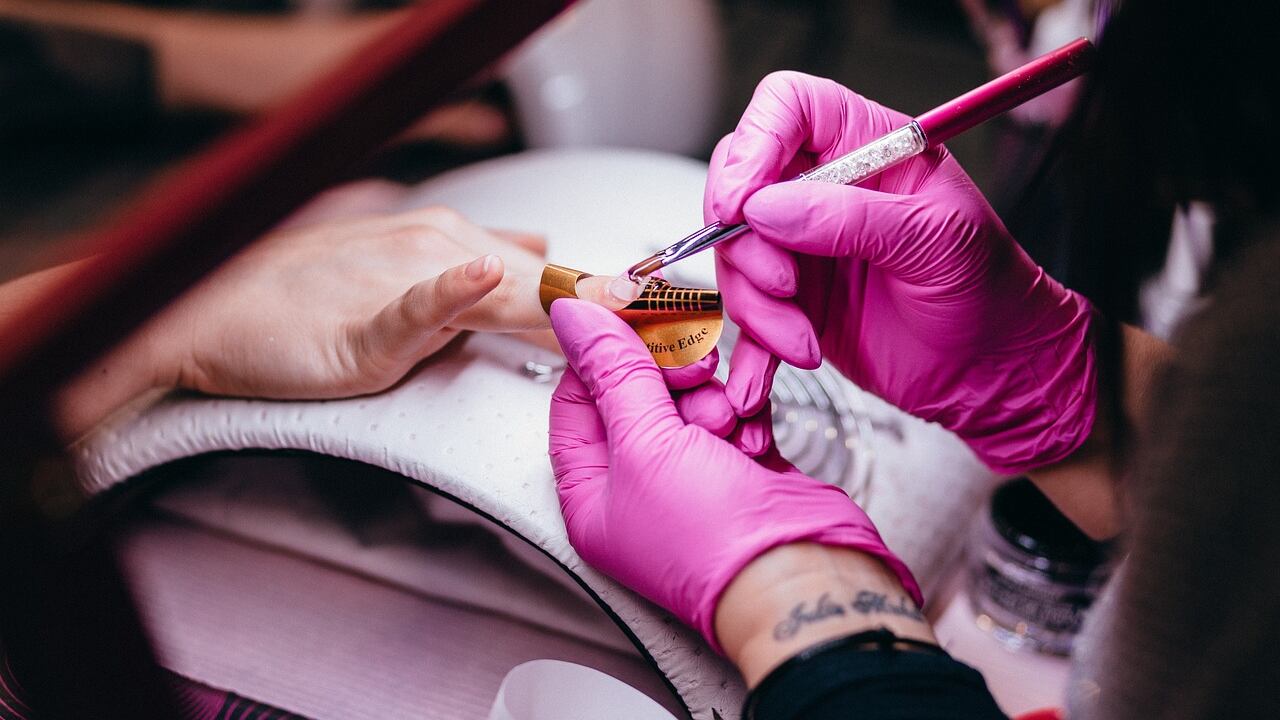 L'allarme anche sulla manicure: così si diffonde il pericoloso virus