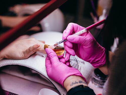 L'allarme anche sulla manicure: così si diffonde il pericoloso virus