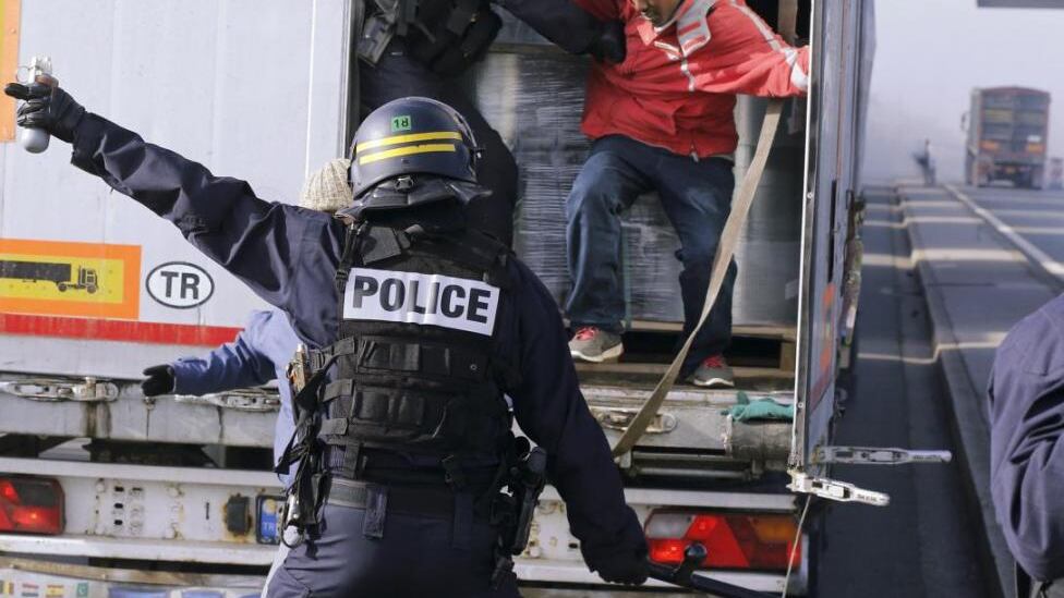 Immigrati, a Calais in 150 assaltano il tunnel della Manica
