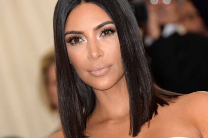 Kim Kardashian sexy con i capelli rosa 1