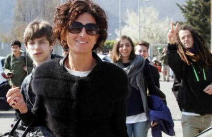 Agnese Renzi paparazzata a scuola e gli alunni fanno gesti alle sue spalle 4