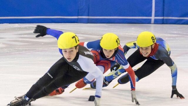 Short track, a Bergamo in gara i baby funamboli delle sfide sul ghiaccio