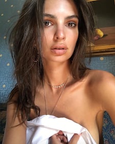 Emily Ratajkowski sexy in barca 9